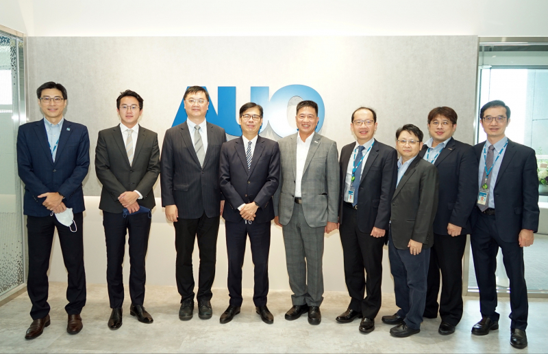 光電前進亞灣成立「AUO解決方案研發中心」，作為多元場域解決方案研發及試驗場域（圖中左為高雄市長陳其邁、圖中右為光電董事長彭双浪）